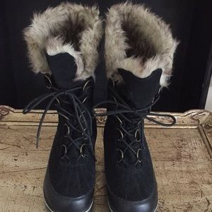 Boots with faux fur